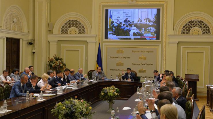 У Верховній Раді триває чергове засідання Підготовчої депутатської групи. 
На початку чергового засідання Підготовчої депутатської групи з організації роботи Верховної Ради України IX скликання голова депутатської групи представник політичної партії «Слуга народу» Дмитро Разумков запропонував заслухати попередні звіти про результати роботи двох підгруп депутатської групи.
Учасники засідання заслухали інформацію Першого заступника Керівника Апарату – керуючого справами Петра Боднара про готовність до роботи системи «Рада3».
