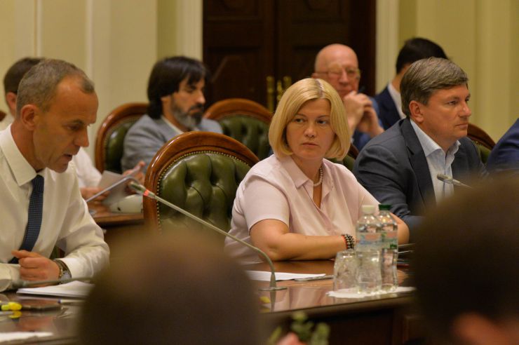 У Верховній Раді триває чергове засідання Підготовчої депутатської групи. 
На початку чергового засідання Підготовчої депутатської групи з організації роботи Верховної Ради України IX скликання голова депутатської групи представник політичної партії «Слуга народу» Дмитро Разумков запропонував заслухати попередні звіти про результати роботи двох підгруп депутатської групи.
Учасники засідання заслухали інформацію Першого заступника Керівника Апарату – керуючого справами Петра Боднара про готовність до роботи системи «Рада3». Геращенко , Герасимов
