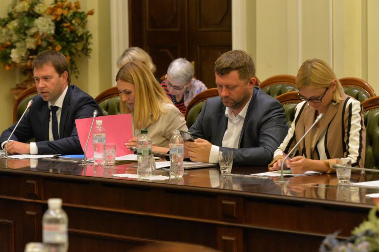 У Верховній Раді триває чергове засідання Підготовчої депутатської групи. 
На початку чергового засідання Підготовчої депутатської групи з організації роботи Верховної Ради України IX скликання голова депутатської групи представник політичної партії «Слуга народу» Дмитро Разумков запропонував заслухати попередні звіти про результати роботи двох підгруп депутатської групи.
Учасники засідання заслухали інформацію Першого заступника Керівника Апарату – керуючого справами Петра Боднара про готовність до роботи системи «Рада3».
