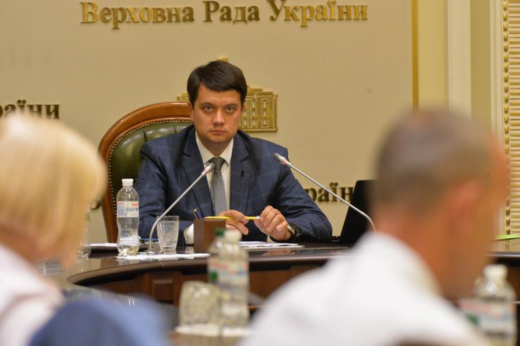 У Верховній Раді триває чергове засідання Підготовчої депутатської групи. 
На початку чергового засідання Підготовчої депутатської групи з організації роботи Верховної Ради України IX скликання голова депутатської групи представник політичної партії «Слуга народу» Дмитро Разумков запропонував заслухати попередні звіти про результати роботи двох підгруп депутатської групи.
Учасники засідання заслухали інформацію Першого заступника Керівника Апарату – керуючого справами Петра Боднара про готовність до роботи системи «Рада3».
