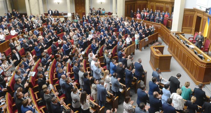 Голова Верховної Ради України восьмого скликання Андрій Парубій відкрив урочисте засідання з нагоди складення присяги народними депутатами України, обраними на позачергових виборах 21 липня 2019 року.

У сесійній залі у виконанні хору прозвучав Державний Гімн України.
Учасники урочистого засідання хвилиною мовчання вшанували пам'ять захисників України.
Головуючий повідомив, що на урочистому засіданні присутні: Президент України Володимир Зеленський, народні депутати попередніх скликань, Прем'єр-міністр України Володимир Гройсман, члени Уряду України, президенти України Леонід Кравчук, Леонід Кучма, Віктор Ющенко, Петро Порошенко, голови Верховної Ради України попередніх скликань, колишні прем'єр-міністри України, Голова Офісу Президента України, Секретар Ради національної безпеки і оборони, Голова і судді Конституційного Суду, Голова Верховного Суду, Голова Вищого антикорупційного суду, Голова Вищої ради правосуддя, Генеральний прокурор України, Голова і члени Центральної виборчої комісії, керівники центральних органів виконавчої влади із спеціальним статусом, голови обласних рад та Київський міський голова, представники духовенства, дипломатичного корпусу, офіційні іноземні делегації, представники громадських організацій.

Голова Верховної Ради України восьмого скликання Андрій Парубій відповідно до статті 79 Конституції України запросив на трибуну найстаршого за віком новообраного народного депутата України Юлія Іоффе для зачитування тексту присяги.
