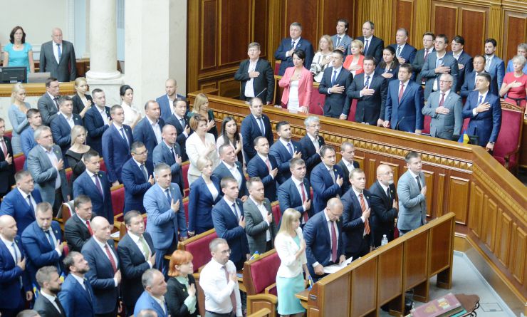 Голова Верховної Ради України восьмого скликання Андрій Парубій відкрив урочисте засідання з нагоди складення присяги народними депутатами України, обраними на позачергових виборах 21 липня 2019 року.

У сесійній залі у виконанні хору прозвучав Державний Гімн України.
Учасники урочистого засідання хвилиною мовчання вшанували пам'ять захисників України.
Головуючий повідомив, що на урочистому засіданні присутні: Президент України Володимир Зеленський, народні депутати попередніх скликань, Прем'єр-міністр України Володимир Гройсман, члени Уряду України, президенти України Леонід Кравчук, Леонід Кучма, Віктор Ющенко, Петро Порошенко, голови Верховної Ради України попередніх скликань, колишні прем'єр-міністри України, Голова Офісу Президента України, Секретар Ради національної безпеки і оборони, Голова і судді Конституційного Суду, Голова Верховного Суду, Голова Вищого антикорупційного суду, Голова Вищої ради правосуддя, Генеральний прокурор України, Голова і члени Центральної виборчої комісії, керівники центральних органів виконавчої влади із спеціальним статусом, голови обласних рад та Київський міський голова, представники духовенства, дипломатичного корпусу, офіційні іноземні делегації, представники громадських організацій.

Голова Верховної Ради України восьмого скликання Андрій Парубій відповідно до статті 79 Конституції України запросив на трибуну найстаршого за віком новообраного народного депутата України Юлія Іоффе для зачитування тексту присяги.
