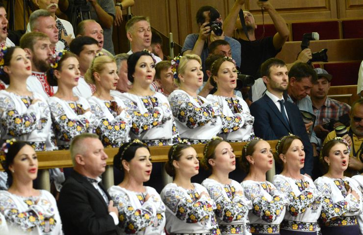 Голова Верховної Ради України восьмого скликання Андрій Парубій відкрив урочисте засідання з нагоди складення присяги народними депутатами України, обраними на позачергових виборах 21 липня 2019 року.

У сесійній залі у виконанні хору прозвучав Державний Гімн України.
Учасники урочистого засідання хвилиною мовчання вшанували пам'ять захисників України.
Головуючий повідомив, що на урочистому засіданні присутні: Президент України Володимир Зеленський, народні депутати попередніх скликань, Прем'єр-міністр України Володимир Гройсман, члени Уряду України, президенти України Леонід Кравчук, Леонід Кучма, Віктор Ющенко, Петро Порошенко, голови Верховної Ради України попередніх скликань, колишні прем'єр-міністри України, Голова Офісу Президента України, Секретар Ради національної безпеки і оборони, Голова і судді Конституційного Суду, Голова Верховного Суду, Голова Вищого антикорупційного суду, Голова Вищої ради правосуддя, Генеральний прокурор України, Голова і члени Центральної виборчої комісії, керівники центральних органів виконавчої влади із спеціальним статусом, голови обласних рад та Київський міський голова, представники духовенства, дипломатичного корпусу, офіційні іноземні делегації, представники громадських організацій.

Голова Верховної Ради України восьмого скликання Андрій Парубій відповідно до статті 79 Конституції України запросив на трибуну найстаршого за віком новообраного народного депутата України Юлія Іоффе для зачитування тексту присяги.
