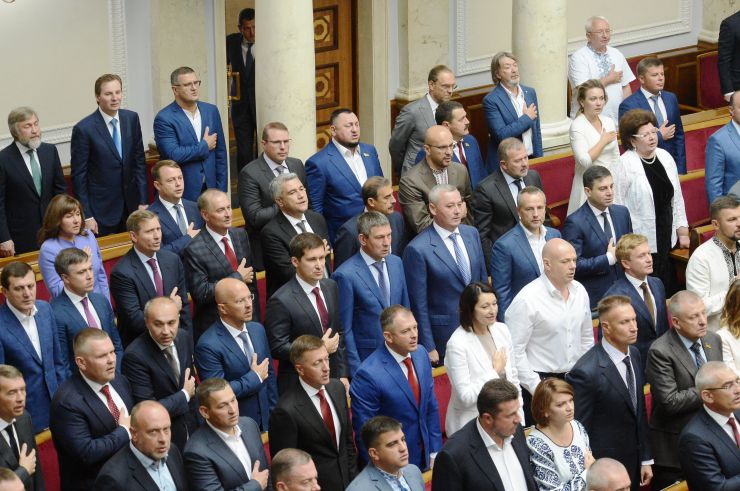 Голова Верховної Ради України восьмого скликання Андрій Парубій відкрив урочисте засідання з нагоди складення присяги народними депутатами України, обраними на позачергових виборах 21 липня 2019 року.

У сесійній залі у виконанні хору прозвучав Державний Гімн України.
Учасники урочистого засідання хвилиною мовчання вшанували пам'ять захисників України.
Головуючий повідомив, що на урочистому засіданні присутні: Президент України Володимир Зеленський, народні депутати попередніх скликань, Прем'єр-міністр України Володимир Гройсман, члени Уряду України, президенти України Леонід Кравчук, Леонід Кучма, Віктор Ющенко, Петро Порошенко, голови Верховної Ради України попередніх скликань, колишні прем'єр-міністри України, Голова Офісу Президента України, Секретар Ради національної безпеки і оборони, Голова і судді Конституційного Суду, Голова Верховного Суду, Голова Вищого антикорупційного суду, Голова Вищої ради правосуддя, Генеральний прокурор України, Голова і члени Центральної виборчої комісії, керівники центральних органів виконавчої влади із спеціальним статусом, голови обласних рад та Київський міський голова, представники духовенства, дипломатичного корпусу, офіційні іноземні делегації, представники громадських організацій.

Голова Верховної Ради України восьмого скликання Андрій Парубій відповідно до статті 79 Конституції України запросив на трибуну найстаршого за віком новообраного народного депутата України Юлія Іоффе для зачитування тексту присяги.
