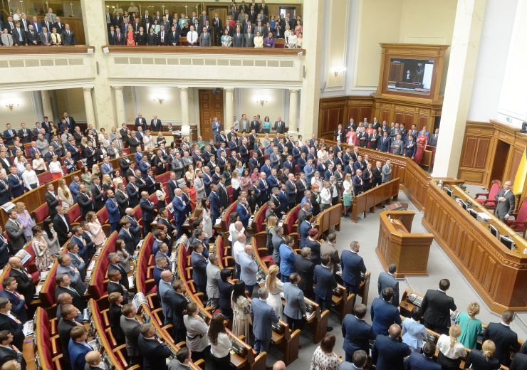 Голова Верховної Ради України восьмого скликання Андрій Парубій відкрив урочисте засідання з нагоди складення присяги народними депутатами України, обраними на позачергових виборах 21 липня 2019 року.

У сесійній залі у виконанні хору прозвучав Державний Гімн України.
Учасники урочистого засідання хвилиною мовчання вшанували пам'ять захисників України.
Головуючий повідомив, що на урочистому засіданні присутні: Президент України Володимир Зеленський, народні депутати попередніх скликань, Прем'єр-міністр України Володимир Гройсман, члени Уряду України, президенти України Леонід Кравчук, Леонід Кучма, Віктор Ющенко, Петро Порошенко, голови Верховної Ради України попередніх скликань, колишні прем'єр-міністри України, Голова Офісу Президента України, Секретар Ради національної безпеки і оборони, Голова і судді Конституційного Суду, Голова Верховного Суду, Голова Вищого антикорупційного суду, Голова Вищої ради правосуддя, Генеральний прокурор України, Голова і члени Центральної виборчої комісії, керівники центральних органів виконавчої влади із спеціальним статусом, голови обласних рад та Київський міський голова, представники духовенства, дипломатичного корпусу, офіційні іноземні делегації, представники громадських організацій.

Голова Верховної Ради України восьмого скликання Андрій Парубій відповідно до статті 79 Конституції України запросив на трибуну найстаршого за віком новообраного народного депутата України Юлія Іоффе для зачитування тексту присяги.
