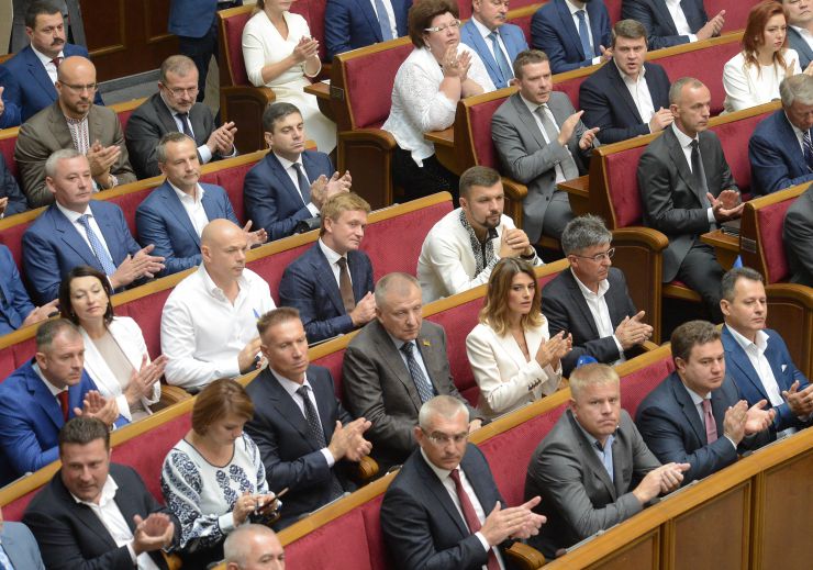 Голова Верховної Ради України восьмого скликання Андрій Парубій відкрив урочисте засідання з нагоди складення присяги народними депутатами України, обраними на позачергових виборах 21 липня 2019 року.

У сесійній залі у виконанні хору прозвучав Державний Гімн України.
Учасники урочистого засідання хвилиною мовчання вшанували пам'ять захисників України.
Головуючий повідомив, що на урочистому засіданні присутні: Президент України Володимир Зеленський, народні депутати попередніх скликань, Прем'єр-міністр України Володимир Гройсман, члени Уряду України, президенти України Леонід Кравчук, Леонід Кучма, Віктор Ющенко, Петро Порошенко, голови Верховної Ради України попередніх скликань, колишні прем'єр-міністри України, Голова Офісу Президента України, Секретар Ради національної безпеки і оборони, Голова і судді Конституційного Суду, Голова Верховного Суду, Голова Вищого антикорупційного суду, Голова Вищої ради правосуддя, Генеральний прокурор України, Голова і члени Центральної виборчої комісії, керівники центральних органів виконавчої влади із спеціальним статусом, голови обласних рад та Київський міський голова, представники духовенства, дипломатичного корпусу, офіційні іноземні делегації, представники громадських організацій.

Голова Верховної Ради України восьмого скликання Андрій Парубій відповідно до статті 79 Конституції України запросив на трибуну найстаршого за віком новообраного народного депутата України Юлія Іоффе для зачитування тексту присяги.
