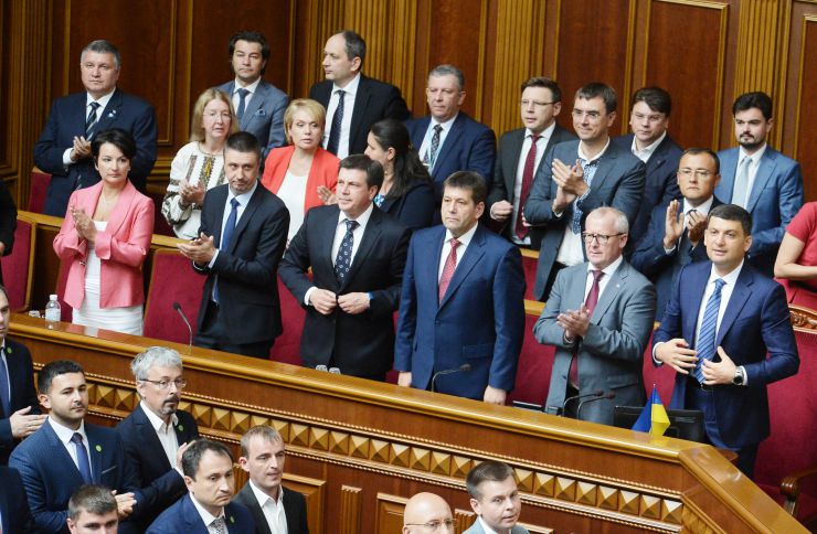 Голова Верховної Ради України восьмого скликання Андрій Парубій відкрив урочисте засідання з нагоди складення присяги народними депутатами України, обраними на позачергових виборах 21 липня 2019 року.

У сесійній залі у виконанні хору прозвучав Державний Гімн України.
Учасники урочистого засідання хвилиною мовчання вшанували пам'ять захисників України.
Головуючий повідомив, що на урочистому засіданні присутні: Президент України Володимир Зеленський, народні депутати попередніх скликань, Прем'єр-міністр України Володимир Гройсман, члени Уряду України, президенти України Леонід Кравчук, Леонід Кучма, Віктор Ющенко, Петро Порошенко, голови Верховної Ради України попередніх скликань, колишні прем'єр-міністри України, Голова Офісу Президента України, Секретар Ради національної безпеки і оборони, Голова і судді Конституційного Суду, Голова Верховного Суду, Голова Вищого антикорупційного суду, Голова Вищої ради правосуддя, Генеральний прокурор України, Голова і члени Центральної виборчої комісії, керівники центральних органів виконавчої влади із спеціальним статусом, голови обласних рад та Київський міський голова, представники духовенства, дипломатичного корпусу, офіційні іноземні делегації, представники громадських організацій.

Голова Верховної Ради України восьмого скликання Андрій Парубій відповідно до статті 79 Конституції України запросив на трибуну найстаршого за віком новообраного народного депутата України Юлія Іоффе для зачитування тексту присяги.

