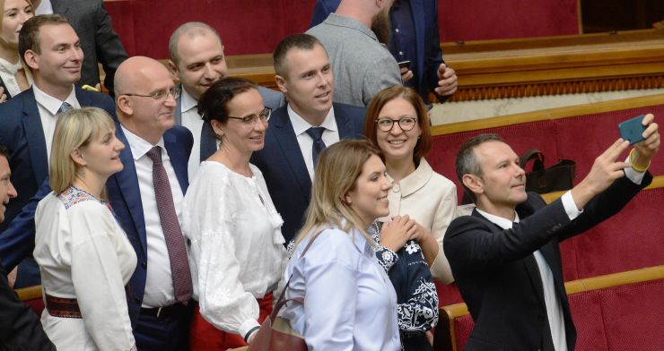Голова Верховної Ради України восьмого скликання Андрій Парубій відкрив урочисте засідання з нагоди складення присяги народними депутатами України, обраними на позачергових виборах 21 липня 2019 року.

У сесійній залі у виконанні хору прозвучав Державний Гімн України.
Учасники урочистого засідання хвилиною мовчання вшанували пам'ять захисників України.
Головуючий повідомив, що на урочистому засіданні присутні: Президент України Володимир Зеленський, народні депутати попередніх скликань, Прем'єр-міністр України Володимир Гройсман, члени Уряду України, президенти України Леонід Кравчук, Леонід Кучма, Віктор Ющенко, Петро Порошенко, голови Верховної Ради України попередніх скликань, колишні прем'єр-міністри України, Голова Офісу Президента України, Секретар Ради національної безпеки і оборони, Голова і судді Конституційного Суду, Голова Верховного Суду, Голова Вищого антикорупційного суду, Голова Вищої ради правосуддя, Генеральний прокурор України, Голова і члени Центральної виборчої комісії, керівники центральних органів виконавчої влади із спеціальним статусом, голови обласних рад та Київський міський голова, представники духовенства, дипломатичного корпусу, офіційні іноземні делегації, представники громадських організацій.

Голова Верховної Ради України восьмого скликання Андрій Парубій відповідно до статті 79 Конституції України запросив на трибуну найстаршого за віком новообраного народного депутата України Юлія Іоффе для зачитування тексту присяги. Вакарчук
