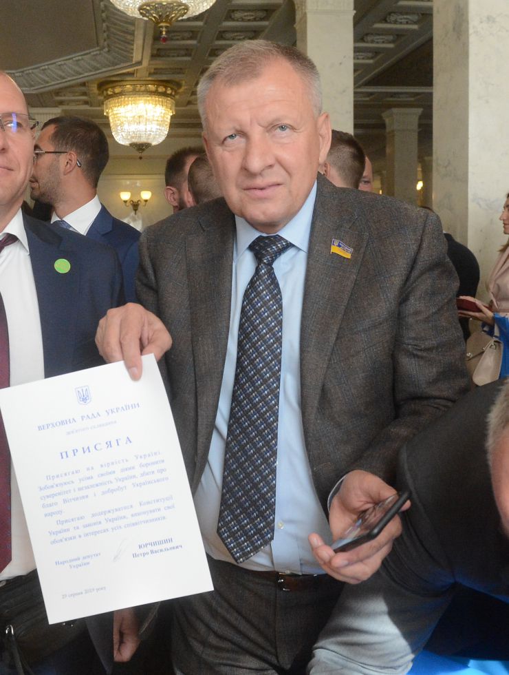 Голова Верховної Ради України восьмого скликання Андрій Парубій відкрив урочисте засідання з нагоди складення присяги народними депутатами України, обраними на позачергових виборах 21 липня 2019 року.

У сесійній залі у виконанні хору прозвучав Державний Гімн України.
Учасники урочистого засідання хвилиною мовчання вшанували пам'ять захисників України.
Головуючий повідомив, що на урочистому засіданні присутні: Президент України Володимир Зеленський, народні депутати попередніх скликань, Прем'єр-міністр України Володимир Гройсман, члени Уряду України, президенти України Леонід Кравчук, Леонід Кучма, Віктор Ющенко, Петро Порошенко, голови Верховної Ради України попередніх скликань, колишні прем'єр-міністри України, Голова Офісу Президента України, Секретар Ради національної безпеки і оборони, Голова і судді Конституційного Суду, Голова Верховного Суду, Голова Вищого антикорупційного суду, Голова Вищої ради правосуддя, Генеральний прокурор України, Голова і члени Центральної виборчої комісії, керівники центральних органів виконавчої влади із спеціальним статусом, голови обласних рад та Київський міський голова, представники духовенства, дипломатичного корпусу, офіційні іноземні делегації, представники громадських організацій.

Голова Верховної Ради України восьмого скликання Андрій Парубій відповідно до статті 79 Конституції України запросив на трибуну найстаршого за віком новообраного народного депутата України Юлія Іоффе для зачитування тексту присяги. Юрчишин
