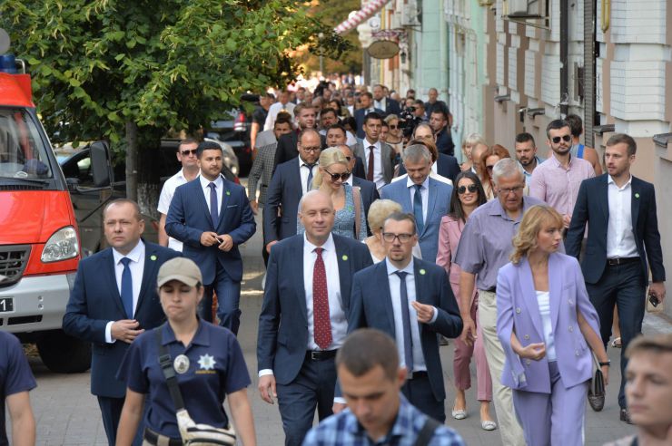 Голова Верховної Ради України восьмого скликання Андрій Парубій відкрив урочисте засідання з нагоди складення присяги народними депутатами України, обраними на позачергових виборах 21 липня 2019 року.

У сесійній залі у виконанні хору прозвучав Державний Гімн України.
Учасники урочистого засідання хвилиною мовчання вшанували пам'ять захисників України.
Головуючий повідомив, що на урочистому засіданні присутні: Президент України Володимир Зеленський, народні депутати попередніх скликань, Прем'єр-міністр України Володимир Гройсман, члени Уряду України, президенти України Леонід Кравчук, Леонід Кучма, Віктор Ющенко, Петро Порошенко, голови Верховної Ради України попередніх скликань, колишні прем'єр-міністри України, Голова Офісу Президента України, Секретар Ради національної безпеки і оборони, Голова і судді Конституційного Суду, Голова Верховного Суду, Голова Вищого антикорупційного суду, Голова Вищої ради правосуддя, Генеральний прокурор України, Голова і члени Центральної виборчої комісії, керівники центральних органів виконавчої влади із спеціальним статусом, голови обласних рад та Київський міський голова, представники духовенства, дипломатичного корпусу, офіційні іноземні делегації, представники громадських організацій.

Голова Верховної Ради України восьмого скликання Андрій Парубій відповідно до статті 79 Конституції України запросив на трибуну найстаршого за віком новообраного народного депутата України Юлія Іоффе для зачитування тексту присяги.
