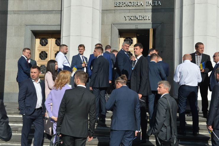 Голова Верховної Ради України восьмого скликання Андрій Парубій відкрив урочисте засідання з нагоди складення присяги народними депутатами України, обраними на позачергових виборах 21 липня 2019 року.

У сесійній залі у виконанні хору прозвучав Державний Гімн України.
Учасники урочистого засідання хвилиною мовчання вшанували пам'ять захисників України.
Головуючий повідомив, що на урочистому засіданні присутні: Президент України Володимир Зеленський, народні депутати попередніх скликань, Прем'єр-міністр України Володимир Гройсман, члени Уряду України, президенти України Леонід Кравчук, Леонід Кучма, Віктор Ющенко, Петро Порошенко, голови Верховної Ради України попередніх скликань, колишні прем'єр-міністри України, Голова Офісу Президента України, Секретар Ради національної безпеки і оборони, Голова і судді Конституційного Суду, Голова Верховного Суду, Голова Вищого антикорупційного суду, Голова Вищої ради правосуддя, Генеральний прокурор України, Голова і члени Центральної виборчої комісії, керівники центральних органів виконавчої влади із спеціальним статусом, голови обласних рад та Київський міський голова, представники духовенства, дипломатичного корпусу, офіційні іноземні делегації, представники громадських організацій.

Голова Верховної Ради України восьмого скликання Андрій Парубій відповідно до статті 79 Конституції України запросив на трибуну найстаршого за віком новообраного народного депутата України Юлія Іоффе для зачитування тексту присяги.
