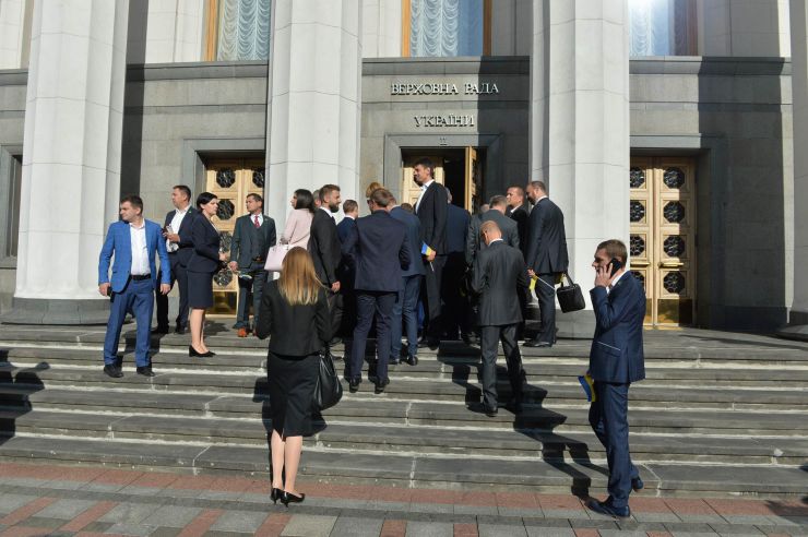 Голова Верховної Ради України восьмого скликання Андрій Парубій відкрив урочисте засідання з нагоди складення присяги народними депутатами України, обраними на позачергових виборах 21 липня 2019 року.

У сесійній залі у виконанні хору прозвучав Державний Гімн України.
Учасники урочистого засідання хвилиною мовчання вшанували пам'ять захисників України.
Головуючий повідомив, що на урочистому засіданні присутні: Президент України Володимир Зеленський, народні депутати попередніх скликань, Прем'єр-міністр України Володимир Гройсман, члени Уряду України, президенти України Леонід Кравчук, Леонід Кучма, Віктор Ющенко, Петро Порошенко, голови Верховної Ради України попередніх скликань, колишні прем'єр-міністри України, Голова Офісу Президента України, Секретар Ради національної безпеки і оборони, Голова і судді Конституційного Суду, Голова Верховного Суду, Голова Вищого антикорупційного суду, Голова Вищої ради правосуддя, Генеральний прокурор України, Голова і члени Центральної виборчої комісії, керівники центральних органів виконавчої влади із спеціальним статусом, голови обласних рад та Київський міський голова, представники духовенства, дипломатичного корпусу, офіційні іноземні делегації, представники громадських організацій.

Голова Верховної Ради України восьмого скликання Андрій Парубій відповідно до статті 79 Конституції України запросив на трибуну найстаршого за віком новообраного народного депутата України Юлія Іоффе для зачитування тексту присяги.
