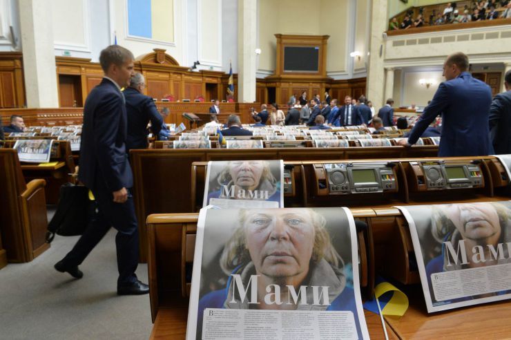 Голова Верховної Ради України восьмого скликання Андрій Парубій відкрив урочисте засідання з нагоди складення присяги народними депутатами України, обраними на позачергових виборах 21 липня 2019 року.

У сесійній залі у виконанні хору прозвучав Державний Гімн України.
Учасники урочистого засідання хвилиною мовчання вшанували пам'ять захисників України.
Головуючий повідомив, що на урочистому засіданні присутні: Президент України Володимир Зеленський, народні депутати попередніх скликань, Прем'єр-міністр України Володимир Гройсман, члени Уряду України, президенти України Леонід Кравчук, Леонід Кучма, Віктор Ющенко, Петро Порошенко, голови Верховної Ради України попередніх скликань, колишні прем'єр-міністри України, Голова Офісу Президента України, Секретар Ради національної безпеки і оборони, Голова і судді Конституційного Суду, Голова Верховного Суду, Голова Вищого антикорупційного суду, Голова Вищої ради правосуддя, Генеральний прокурор України, Голова і члени Центральної виборчої комісії, керівники центральних органів виконавчої влади із спеціальним статусом, голови обласних рад та Київський міський голова, представники духовенства, дипломатичного корпусу, офіційні іноземні делегації, представники громадських організацій.

Голова Верховної Ради України восьмого скликання Андрій Парубій відповідно до статті 79 Конституції України запросив на трибуну найстаршого за віком новообраного народного депутата України Юлія Іоффе для зачитування тексту присяги.
