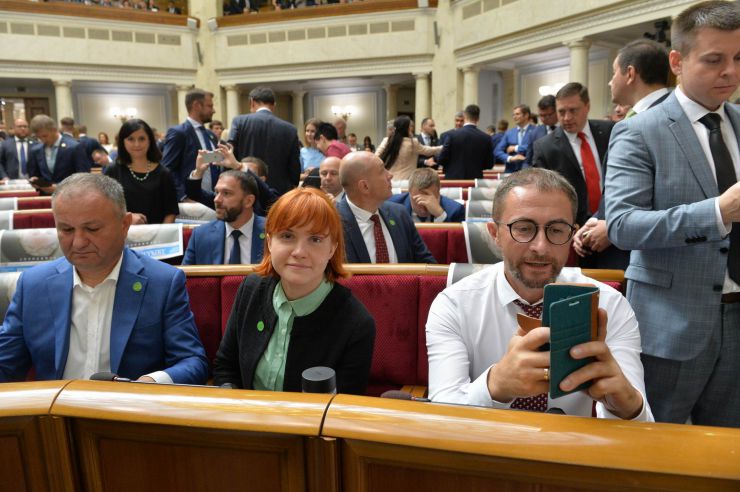 Голова Верховної Ради України восьмого скликання Андрій Парубій відкрив урочисте засідання з нагоди складення присяги народними депутатами України, обраними на позачергових виборах 21 липня 2019 року.

У сесійній залі у виконанні хору прозвучав Державний Гімн України.
Учасники урочистого засідання хвилиною мовчання вшанували пам'ять захисників України.
Головуючий повідомив, що на урочистому засіданні присутні: Президент України Володимир Зеленський, народні депутати попередніх скликань, Прем'єр-міністр України Володимир Гройсман, члени Уряду України, президенти України Леонід Кравчук, Леонід Кучма, Віктор Ющенко, Петро Порошенко, голови Верховної Ради України попередніх скликань, колишні прем'єр-міністри України, Голова Офісу Президента України, Секретар Ради національної безпеки і оборони, Голова і судді Конституційного Суду, Голова Верховного Суду, Голова Вищого антикорупційного суду, Голова Вищої ради правосуддя, Генеральний прокурор України, Голова і члени Центральної виборчої комісії, керівники центральних органів виконавчої влади із спеціальним статусом, голови обласних рад та Київський міський голова, представники духовенства, дипломатичного корпусу, офіційні іноземні делегації, представники громадських організацій.

Голова Верховної Ради України восьмого скликання Андрій Парубій відповідно до статті 79 Конституції України запросив на трибуну найстаршого за віком новообраного народного депутата України Юлія Іоффе для зачитування тексту присяги.
