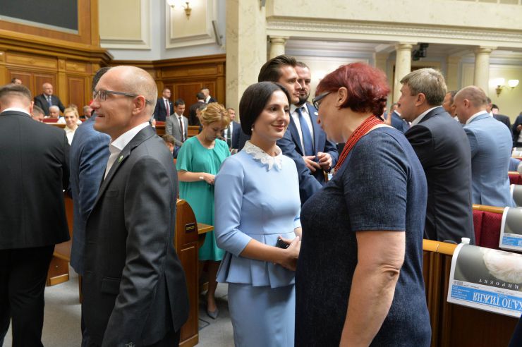 Голова Верховної Ради України восьмого скликання Андрій Парубій відкрив урочисте засідання з нагоди складення присяги народними депутатами України, обраними на позачергових виборах 21 липня 2019 року.

У сесійній залі у виконанні хору прозвучав Державний Гімн України.
Учасники урочистого засідання хвилиною мовчання вшанували пам'ять захисників України.
Головуючий повідомив, що на урочистому засіданні присутні: Президент України Володимир Зеленський, народні депутати попередніх скликань, Прем'єр-міністр України Володимир Гройсман, члени Уряду України, президенти України Леонід Кравчук, Леонід Кучма, Віктор Ющенко, Петро Порошенко, голови Верховної Ради України попередніх скликань, колишні прем'єр-міністри України, Голова Офісу Президента України, Секретар Ради національної безпеки і оборони, Голова і судді Конституційного Суду, Голова Верховного Суду, Голова Вищого антикорупційного суду, Голова Вищої ради правосуддя, Генеральний прокурор України, Голова і члени Центральної виборчої комісії, керівники центральних органів виконавчої влади із спеціальним статусом, голови обласних рад та Київський міський голова, представники духовенства, дипломатичного корпусу, офіційні іноземні делегації, представники громадських організацій.

Голова Верховної Ради України восьмого скликання Андрій Парубій відповідно до статті 79 Конституції України запросив на трибуну найстаршого за віком новообраного народного депутата України Юлія Іоффе для зачитування тексту присяги.
