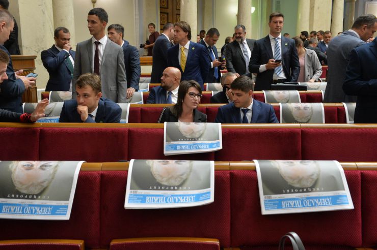 Голова Верховної Ради України восьмого скликання Андрій Парубій відкрив урочисте засідання з нагоди складення присяги народними депутатами України, обраними на позачергових виборах 21 липня 2019 року.

У сесійній залі у виконанні хору прозвучав Державний Гімн України.
Учасники урочистого засідання хвилиною мовчання вшанували пам'ять захисників України.
Головуючий повідомив, що на урочистому засіданні присутні: Президент України Володимир Зеленський, народні депутати попередніх скликань, Прем'єр-міністр України Володимир Гройсман, члени Уряду України, президенти України Леонід Кравчук, Леонід Кучма, Віктор Ющенко, Петро Порошенко, голови Верховної Ради України попередніх скликань, колишні прем'єр-міністри України, Голова Офісу Президента України, Секретар Ради національної безпеки і оборони, Голова і судді Конституційного Суду, Голова Верховного Суду, Голова Вищого антикорупційного суду, Голова Вищої ради правосуддя, Генеральний прокурор України, Голова і члени Центральної виборчої комісії, керівники центральних органів виконавчої влади із спеціальним статусом, голови обласних рад та Київський міський голова, представники духовенства, дипломатичного корпусу, офіційні іноземні делегації, представники громадських організацій.

Голова Верховної Ради України восьмого скликання Андрій Парубій відповідно до статті 79 Конституції України запросив на трибуну найстаршого за віком новообраного народного депутата України Юлія Іоффе для зачитування тексту присяги.
