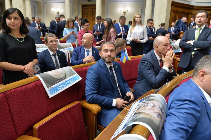 Голова Верховної Ради України восьмого скликання Андрій Парубій відкрив урочисте засідання з нагоди складення присяги народними депутатами України, обраними на позачергових виборах 21 липня 2019 року.

У сесійній залі у виконанні хору прозвучав Державний Гімн України.
Учасники урочистого засідання хвилиною мовчання вшанували пам'ять захисників України.
Головуючий повідомив, що на урочистому засіданні присутні: Президент України Володимир Зеленський, народні депутати попередніх скликань, Прем'єр-міністр України Володимир Гройсман, члени Уряду України, президенти України Леонід Кравчук, Леонід Кучма, Віктор Ющенко, Петро Порошенко, голови Верховної Ради України попередніх скликань, колишні прем'єр-міністри України, Голова Офісу Президента України, Секретар Ради національної безпеки і оборони, Голова і судді Конституційного Суду, Голова Верховного Суду, Голова Вищого антикорупційного суду, Голова Вищої ради правосуддя, Генеральний прокурор України, Голова і члени Центральної виборчої комісії, керівники центральних органів виконавчої влади із спеціальним статусом, голови обласних рад та Київський міський голова, представники духовенства, дипломатичного корпусу, офіційні іноземні делегації, представники громадських організацій.

Голова Верховної Ради України восьмого скликання Андрій Парубій відповідно до статті 79 Конституції України запросив на трибуну найстаршого за віком новообраного народного депутата України Юлія Іоффе для зачитування тексту присяги.
