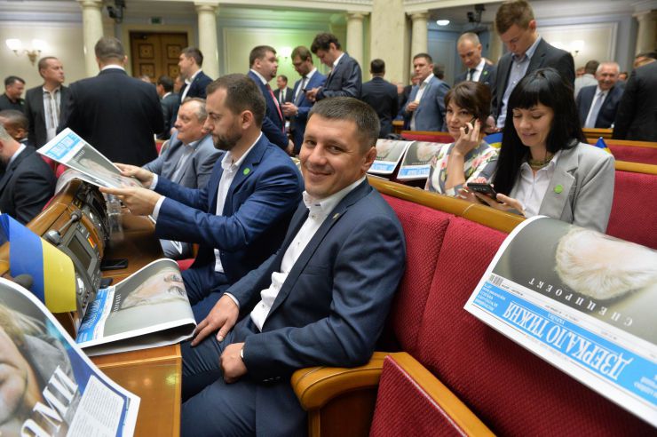 Голова Верховної Ради України восьмого скликання Андрій Парубій відкрив урочисте засідання з нагоди складення присяги народними депутатами України, обраними на позачергових виборах 21 липня 2019 року.

У сесійній залі у виконанні хору прозвучав Державний Гімн України.
Учасники урочистого засідання хвилиною мовчання вшанували пам'ять захисників України.
Головуючий повідомив, що на урочистому засіданні присутні: Президент України Володимир Зеленський, народні депутати попередніх скликань, Прем'єр-міністр України Володимир Гройсман, члени Уряду України, президенти України Леонід Кравчук, Леонід Кучма, Віктор Ющенко, Петро Порошенко, голови Верховної Ради України попередніх скликань, колишні прем'єр-міністри України, Голова Офісу Президента України, Секретар Ради національної безпеки і оборони, Голова і судді Конституційного Суду, Голова Верховного Суду, Голова Вищого антикорупційного суду, Голова Вищої ради правосуддя, Генеральний прокурор України, Голова і члени Центральної виборчої комісії, керівники центральних органів виконавчої влади із спеціальним статусом, голови обласних рад та Київський міський голова, представники духовенства, дипломатичного корпусу, офіційні іноземні делегації, представники громадських організацій.

Голова Верховної Ради України восьмого скликання Андрій Парубій відповідно до статті 79 Конституції України запросив на трибуну найстаршого за віком новообраного народного депутата України Юлія Іоффе для зачитування тексту присяги.
