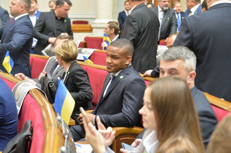 Голова Верховної Ради України восьмого скликання Андрій Парубій відкрив урочисте засідання з нагоди складення присяги народними депутатами України, обраними на позачергових виборах 21 липня 2019 року.

У сесійній залі у виконанні хору прозвучав Державний Гімн України.
Учасники урочистого засідання хвилиною мовчання вшанували пам'ять захисників України.
Головуючий повідомив, що на урочистому засіданні присутні: Президент України Володимир Зеленський, народні депутати попередніх скликань, Прем'єр-міністр України Володимир Гройсман, члени Уряду України, президенти України Леонід Кравчук, Леонід Кучма, Віктор Ющенко, Петро Порошенко, голови Верховної Ради України попередніх скликань, колишні прем'єр-міністри України, Голова Офісу Президента України, Секретар Ради національної безпеки і оборони, Голова і судді Конституційного Суду, Голова Верховного Суду, Голова Вищого антикорупційного суду, Голова Вищої ради правосуддя, Генеральний прокурор України, Голова і члени Центральної виборчої комісії, керівники центральних органів виконавчої влади із спеціальним статусом, голови обласних рад та Київський міський голова, представники духовенства, дипломатичного корпусу, офіційні іноземні делегації, представники громадських організацій.

Голова Верховної Ради України восьмого скликання Андрій Парубій відповідно до статті 79 Конституції України запросив на трибуну найстаршого за віком новообраного народного депутата України Юлія Іоффе для зачитування тексту присяги. Беланюк
