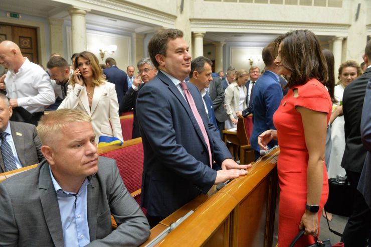 Голова Верховної Ради України восьмого скликання Андрій Парубій відкрив урочисте засідання з нагоди складення присяги народними депутатами України, обраними на позачергових виборах 21 липня 2019 року.

У сесійній залі у виконанні хору прозвучав Державний Гімн України.
Учасники урочистого засідання хвилиною мовчання вшанували пам'ять захисників України.
Головуючий повідомив, що на урочистому засіданні присутні: Президент України Володимир Зеленський, народні депутати попередніх скликань, Прем'єр-міністр України Володимир Гройсман, члени Уряду України, президенти України Леонід Кравчук, Леонід Кучма, Віктор Ющенко, Петро Порошенко, голови Верховної Ради України попередніх скликань, колишні прем'єр-міністри України, Голова Офісу Президента України, Секретар Ради національної безпеки і оборони, Голова і судді Конституційного Суду, Голова Верховного Суду, Голова Вищого антикорупційного суду, Голова Вищої ради правосуддя, Генеральний прокурор України, Голова і члени Центральної виборчої комісії, керівники центральних органів виконавчої влади із спеціальним статусом, голови обласних рад та Київський міський голова, представники духовенства, дипломатичного корпусу, офіційні іноземні делегації, представники громадських організацій.

Голова Верховної Ради України восьмого скликання Андрій Парубій відповідно до статті 79 Конституції України запросив на трибуну найстаршого за віком новообраного народного депутата України Юлія Іоффе для зачитування тексту присяги.
