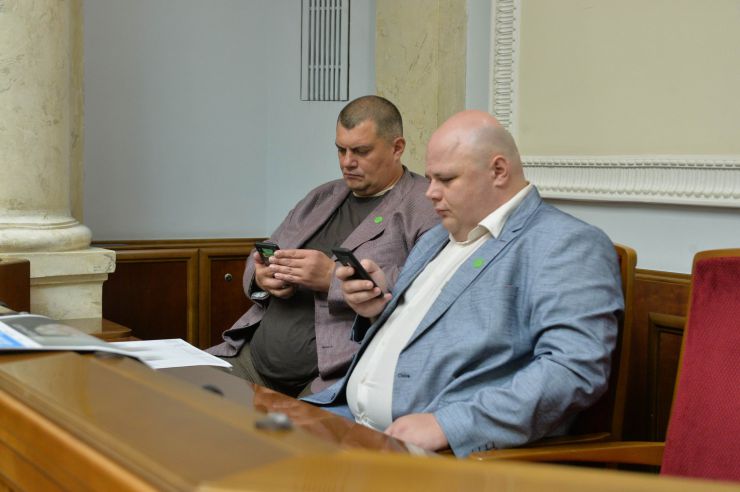Голова Верховної Ради України восьмого скликання Андрій Парубій відкрив урочисте засідання з нагоди складення присяги народними депутатами України, обраними на позачергових виборах 21 липня 2019 року.

У сесійній залі у виконанні хору прозвучав Державний Гімн України.
Учасники урочистого засідання хвилиною мовчання вшанували пам'ять захисників України.
Головуючий повідомив, що на урочистому засіданні присутні: Президент України Володимир Зеленський, народні депутати попередніх скликань, Прем'єр-міністр України Володимир Гройсман, члени Уряду України, президенти України Леонід Кравчук, Леонід Кучма, Віктор Ющенко, Петро Порошенко, голови Верховної Ради України попередніх скликань, колишні прем'єр-міністри України, Голова Офісу Президента України, Секретар Ради національної безпеки і оборони, Голова і судді Конституційного Суду, Голова Верховного Суду, Голова Вищого антикорупційного суду, Голова Вищої ради правосуддя, Генеральний прокурор України, Голова і члени Центральної виборчої комісії, керівники центральних органів виконавчої влади із спеціальним статусом, голови обласних рад та Київський міський голова, представники духовенства, дипломатичного корпусу, офіційні іноземні делегації, представники громадських організацій.

Голова Верховної Ради України восьмого скликання Андрій Парубій відповідно до статті 79 Конституції України запросив на трибуну найстаршого за віком новообраного народного депутата України Юлія Іоффе для зачитування тексту присяги.
