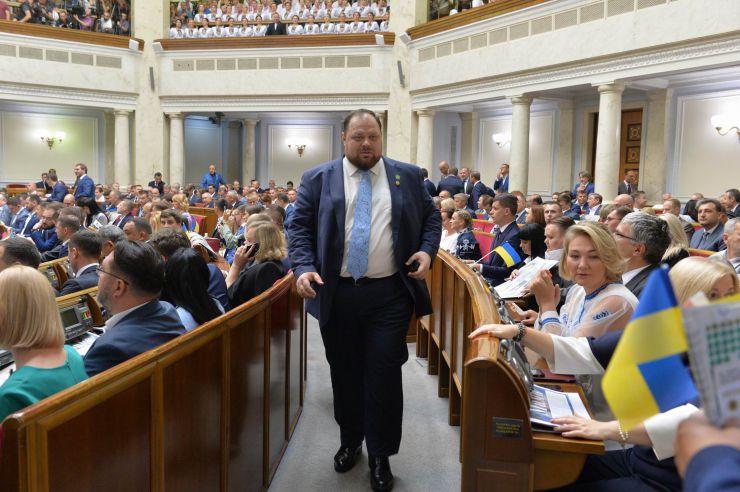 Голова Верховної Ради України восьмого скликання Андрій Парубій відкрив урочисте засідання з нагоди складення присяги народними депутатами України, обраними на позачергових виборах 21 липня 2019 року.

У сесійній залі у виконанні хору прозвучав Державний Гімн України.
Учасники урочистого засідання хвилиною мовчання вшанували пам'ять захисників України.
Головуючий повідомив, що на урочистому засіданні присутні: Президент України Володимир Зеленський, народні депутати попередніх скликань, Прем'єр-міністр України Володимир Гройсман, члени Уряду України, президенти України Леонід Кравчук, Леонід Кучма, Віктор Ющенко, Петро Порошенко, голови Верховної Ради України попередніх скликань, колишні прем'єр-міністри України, Голова Офісу Президента України, Секретар Ради національної безпеки і оборони, Голова і судді Конституційного Суду, Голова Верховного Суду, Голова Вищого антикорупційного суду, Голова Вищої ради правосуддя, Генеральний прокурор України, Голова і члени Центральної виборчої комісії, керівники центральних органів виконавчої влади із спеціальним статусом, голови обласних рад та Київський міський голова, представники духовенства, дипломатичного корпусу, офіційні іноземні делегації, представники громадських організацій.

Голова Верховної Ради України восьмого скликання Андрій Парубій відповідно до статті 79 Конституції України запросив на трибуну найстаршого за віком новообраного народного депутата України Юлія Іоффе для зачитування тексту присяги. Стефанчук
