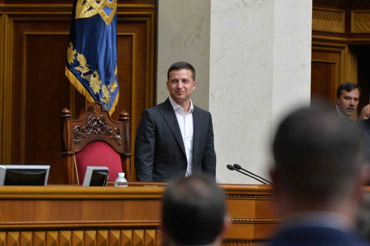 Голова Верховної Ради України восьмого скликання Андрій Парубій відкрив урочисте засідання з нагоди складення присяги народними депутатами України, обраними на позачергових виборах 21 липня 2019 року.

У сесійній залі у виконанні хору прозвучав Державний Гімн України.
Учасники урочистого засідання хвилиною мовчання вшанували пам'ять захисників України.
Головуючий повідомив, що на урочистому засіданні присутні: Президент України Володимир Зеленський, народні депутати попередніх скликань, Прем'єр-міністр України Володимир Гройсман, члени Уряду України, президенти України Леонід Кравчук, Леонід Кучма, Віктор Ющенко, Петро Порошенко, голови Верховної Ради України попередніх скликань, колишні прем'єр-міністри України, Голова Офісу Президента України, Секретар Ради національної безпеки і оборони, Голова і судді Конституційного Суду, Голова Верховного Суду, Голова Вищого антикорупційного суду, Голова Вищої ради правосуддя, Генеральний прокурор України, Голова і члени Центральної виборчої комісії, керівники центральних органів виконавчої влади із спеціальним статусом, голови обласних рад та Київський міський голова, представники духовенства, дипломатичного корпусу, офіційні іноземні делегації, представники громадських організацій.

Голова Верховної Ради України восьмого скликання Андрій Парубій відповідно до статті 79 Конституції України запросив на трибуну найстаршого за віком новообраного народного депутата України Юлія Іоффе для зачитування тексту присяги.
