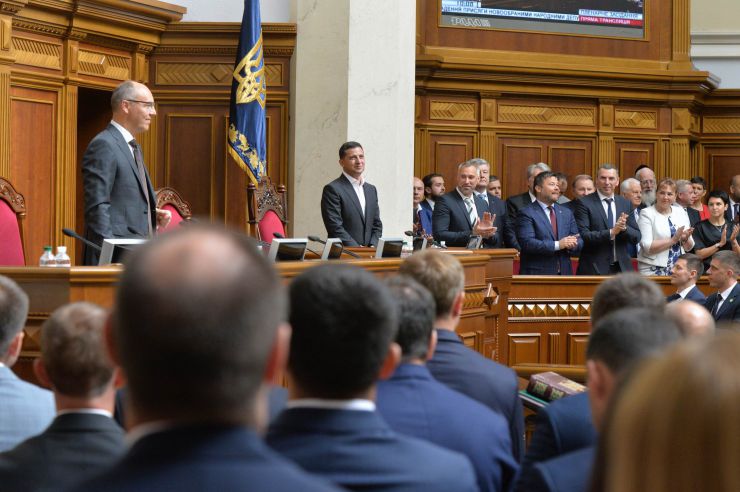 Голова Верховної Ради України восьмого скликання Андрій Парубій відкрив урочисте засідання з нагоди складення присяги народними депутатами України, обраними на позачергових виборах 21 липня 2019 року.

У сесійній залі у виконанні хору прозвучав Державний Гімн України.
Учасники урочистого засідання хвилиною мовчання вшанували пам'ять захисників України.
Головуючий повідомив, що на урочистому засіданні присутні: Президент України Володимир Зеленський, народні депутати попередніх скликань, Прем'єр-міністр України Володимир Гройсман, члени Уряду України, президенти України Леонід Кравчук, Леонід Кучма, Віктор Ющенко, Петро Порошенко, голови Верховної Ради України попередніх скликань, колишні прем'єр-міністри України, Голова Офісу Президента України, Секретар Ради національної безпеки і оборони, Голова і судді Конституційного Суду, Голова Верховного Суду, Голова Вищого антикорупційного суду, Голова Вищої ради правосуддя, Генеральний прокурор України, Голова і члени Центральної виборчої комісії, керівники центральних органів виконавчої влади із спеціальним статусом, голови обласних рад та Київський міський голова, представники духовенства, дипломатичного корпусу, офіційні іноземні делегації, представники громадських організацій.

Голова Верховної Ради України восьмого скликання Андрій Парубій відповідно до статті 79 Конституції України запросив на трибуну найстаршого за віком новообраного народного депутата України Юлія Іоффе для зачитування тексту присяги.
