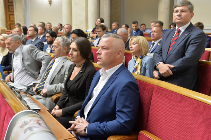 Голова Верховної Ради України восьмого скликання Андрій Парубій відкрив урочисте засідання з нагоди складення присяги народними депутатами України, обраними на позачергових виборах 21 липня 2019 року.

У сесійній залі у виконанні хору прозвучав Державний Гімн України.
Учасники урочистого засідання хвилиною мовчання вшанували пам'ять захисників України.
Головуючий повідомив, що на урочистому засіданні присутні: Президент України Володимир Зеленський, народні депутати попередніх скликань, Прем'єр-міністр України Володимир Гройсман, члени Уряду України, президенти України Леонід Кравчук, Леонід Кучма, Віктор Ющенко, Петро Порошенко, голови Верховної Ради України попередніх скликань, колишні прем'єр-міністри України, Голова Офісу Президента України, Секретар Ради національної безпеки і оборони, Голова і судді Конституційного Суду, Голова Верховного Суду, Голова Вищого антикорупційного суду, Голова Вищої ради правосуддя, Генеральний прокурор України, Голова і члени Центральної виборчої комісії, керівники центральних органів виконавчої влади із спеціальним статусом, голови обласних рад та Київський міський голова, представники духовенства, дипломатичного корпусу, офіційні іноземні делегації, представники громадських організацій.

Голова Верховної Ради України восьмого скликання Андрій Парубій відповідно до статті 79 Конституції України запросив на трибуну найстаршого за віком новообраного народного депутата України Юлія Іоффе для зачитування тексту присяги.
