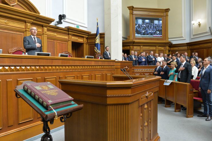 Голова Верховної Ради України восьмого скликання Андрій Парубій відкрив урочисте засідання з нагоди складення присяги народними депутатами України, обраними на позачергових виборах 21 липня 2019 року.

У сесійній залі у виконанні хору прозвучав Державний Гімн України.
Учасники урочистого засідання хвилиною мовчання вшанували пам'ять захисників України.
Головуючий повідомив, що на урочистому засіданні присутні: Президент України Володимир Зеленський, народні депутати попередніх скликань, Прем'єр-міністр України Володимир Гройсман, члени Уряду України, президенти України Леонід Кравчук, Леонід Кучма, Віктор Ющенко, Петро Порошенко, голови Верховної Ради України попередніх скликань, колишні прем'єр-міністри України, Голова Офісу Президента України, Секретар Ради національної безпеки і оборони, Голова і судді Конституційного Суду, Голова Верховного Суду, Голова Вищого антикорупційного суду, Голова Вищої ради правосуддя, Генеральний прокурор України, Голова і члени Центральної виборчої комісії, керівники центральних органів виконавчої влади із спеціальним статусом, голови обласних рад та Київський міський голова, представники духовенства, дипломатичного корпусу, офіційні іноземні делегації, представники громадських організацій.

Голова Верховної Ради України восьмого скликання Андрій Парубій відповідно до статті 79 Конституції України запросив на трибуну найстаршого за віком новообраного народного депутата України Юлія Іоффе для зачитування тексту присяги.
