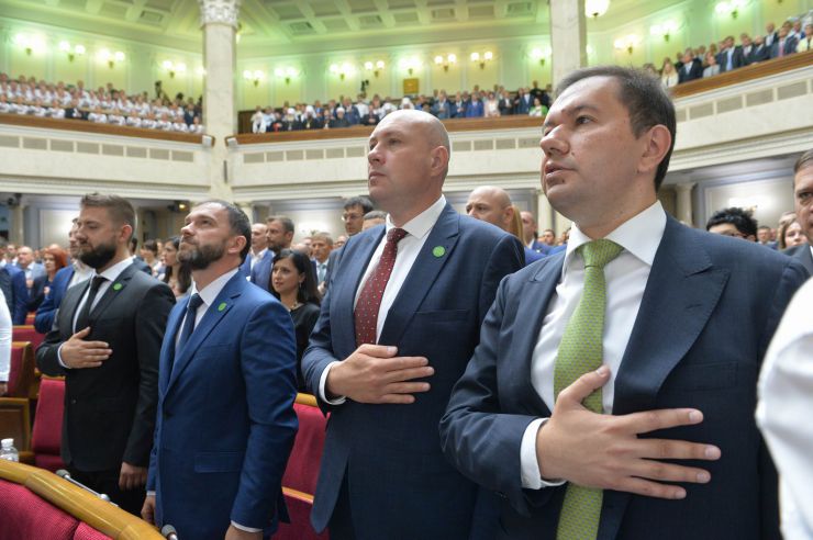 Голова Верховної Ради України восьмого скликання Андрій Парубій відкрив урочисте засідання з нагоди складення присяги народними депутатами України, обраними на позачергових виборах 21 липня 2019 року.

У сесійній залі у виконанні хору прозвучав Державний Гімн України.
Учасники урочистого засідання хвилиною мовчання вшанували пам'ять захисників України.
Головуючий повідомив, що на урочистому засіданні присутні: Президент України Володимир Зеленський, народні депутати попередніх скликань, Прем'єр-міністр України Володимир Гройсман, члени Уряду України, президенти України Леонід Кравчук, Леонід Кучма, Віктор Ющенко, Петро Порошенко, голови Верховної Ради України попередніх скликань, колишні прем'єр-міністри України, Голова Офісу Президента України, Секретар Ради національної безпеки і оборони, Голова і судді Конституційного Суду, Голова Верховного Суду, Голова Вищого антикорупційного суду, Голова Вищої ради правосуддя, Генеральний прокурор України, Голова і члени Центральної виборчої комісії, керівники центральних органів виконавчої влади із спеціальним статусом, голови обласних рад та Київський міський голова, представники духовенства, дипломатичного корпусу, офіційні іноземні делегації, представники громадських організацій.

Голова Верховної Ради України восьмого скликання Андрій Парубій відповідно до статті 79 Конституції України запросив на трибуну найстаршого за віком новообраного народного депутата України Юлія Іоффе для зачитування тексту присяги.
