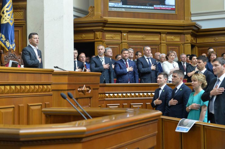 Голова Верховної Ради України восьмого скликання Андрій Парубій відкрив урочисте засідання з нагоди складення присяги народними депутатами України, обраними на позачергових виборах 21 липня 2019 року.

У сесійній залі у виконанні хору прозвучав Державний Гімн України.
Учасники урочистого засідання хвилиною мовчання вшанували пам'ять захисників України.
Головуючий повідомив, що на урочистому засіданні присутні: Президент України Володимир Зеленський, народні депутати попередніх скликань, Прем'єр-міністр України Володимир Гройсман, члени Уряду України, президенти України Леонід Кравчук, Леонід Кучма, Віктор Ющенко, Петро Порошенко, голови Верховної Ради України попередніх скликань, колишні прем'єр-міністри України, Голова Офісу Президента України, Секретар Ради національної безпеки і оборони, Голова і судді Конституційного Суду, Голова Верховного Суду, Голова Вищого антикорупційного суду, Голова Вищої ради правосуддя, Генеральний прокурор України, Голова і члени Центральної виборчої комісії, керівники центральних органів виконавчої влади із спеціальним статусом, голови обласних рад та Київський міський голова, представники духовенства, дипломатичного корпусу, офіційні іноземні делегації, представники громадських організацій.

Голова Верховної Ради України восьмого скликання Андрій Парубій відповідно до статті 79 Конституції України запросив на трибуну найстаршого за віком новообраного народного депутата України Юлія Іоффе для зачитування тексту присяги.
