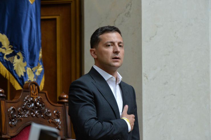 Голова Верховної Ради України восьмого скликання Андрій Парубій відкрив урочисте засідання з нагоди складення присяги народними депутатами України, обраними на позачергових виборах 21 липня 2019 року.

У сесійній залі у виконанні хору прозвучав Державний Гімн України.
Учасники урочистого засідання хвилиною мовчання вшанували пам'ять захисників України.
Головуючий повідомив, що на урочистому засіданні присутні: Президент України Володимир Зеленський, народні депутати попередніх скликань, Прем'єр-міністр України Володимир Гройсман, члени Уряду України, президенти України Леонід Кравчук, Леонід Кучма, Віктор Ющенко, Петро Порошенко, голови Верховної Ради України попередніх скликань, колишні прем'єр-міністри України, Голова Офісу Президента України, Секретар Ради національної безпеки і оборони, Голова і судді Конституційного Суду, Голова Верховного Суду, Голова Вищого антикорупційного суду, Голова Вищої ради правосуддя, Генеральний прокурор України, Голова і члени Центральної виборчої комісії, керівники центральних органів виконавчої влади із спеціальним статусом, голови обласних рад та Київський міський голова, представники духовенства, дипломатичного корпусу, офіційні іноземні делегації, представники громадських організацій.

Голова Верховної Ради України восьмого скликання Андрій Парубій відповідно до статті 79 Конституції України запросив на трибуну найстаршого за віком новообраного народного депутата України Юлія Іоффе для зачитування тексту присяги.
