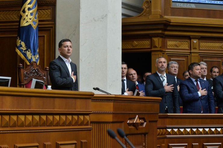 Голова Верховної Ради України восьмого скликання Андрій Парубій відкрив урочисте засідання з нагоди складення присяги народними депутатами України, обраними на позачергових виборах 21 липня 2019 року.

У сесійній залі у виконанні хору прозвучав Державний Гімн України.
Учасники урочистого засідання хвилиною мовчання вшанували пам'ять захисників України.
Головуючий повідомив, що на урочистому засіданні присутні: Президент України Володимир Зеленський, народні депутати попередніх скликань, Прем'єр-міністр України Володимир Гройсман, члени Уряду України, президенти України Леонід Кравчук, Леонід Кучма, Віктор Ющенко, Петро Порошенко, голови Верховної Ради України попередніх скликань, колишні прем'єр-міністри України, Голова Офісу Президента України, Секретар Ради національної безпеки і оборони, Голова і судді Конституційного Суду, Голова Верховного Суду, Голова Вищого антикорупційного суду, Голова Вищої ради правосуддя, Генеральний прокурор України, Голова і члени Центральної виборчої комісії, керівники центральних органів виконавчої влади із спеціальним статусом, голови обласних рад та Київський міський голова, представники духовенства, дипломатичного корпусу, офіційні іноземні делегації, представники громадських організацій.

Голова Верховної Ради України восьмого скликання Андрій Парубій відповідно до статті 79 Конституції України запросив на трибуну найстаршого за віком новообраного народного депутата України Юлія Іоффе для зачитування тексту присяги.

