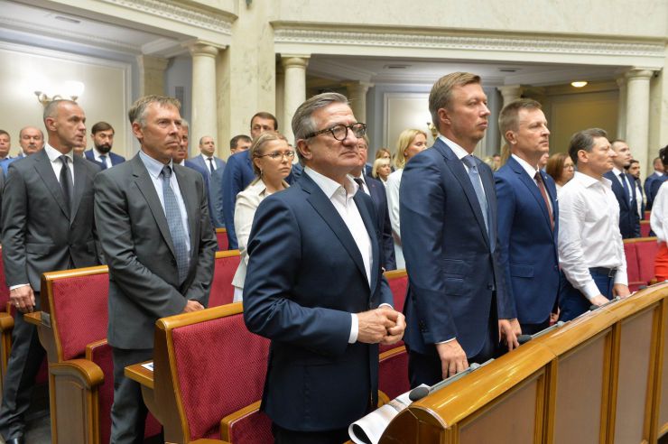 Голова Верховної Ради України восьмого скликання Андрій Парубій відкрив урочисте засідання з нагоди складення присяги народними депутатами України, обраними на позачергових виборах 21 липня 2019 року.

У сесійній залі у виконанні хору прозвучав Державний Гімн України.
Учасники урочистого засідання хвилиною мовчання вшанували пам'ять захисників України.
Головуючий повідомив, що на урочистому засіданні присутні: Президент України Володимир Зеленський, народні депутати попередніх скликань, Прем'єр-міністр України Володимир Гройсман, члени Уряду України, президенти України Леонід Кравчук, Леонід Кучма, Віктор Ющенко, Петро Порошенко, голови Верховної Ради України попередніх скликань, колишні прем'єр-міністри України, Голова Офісу Президента України, Секретар Ради національної безпеки і оборони, Голова і судді Конституційного Суду, Голова Верховного Суду, Голова Вищого антикорупційного суду, Голова Вищої ради правосуддя, Генеральний прокурор України, Голова і члени Центральної виборчої комісії, керівники центральних органів виконавчої влади із спеціальним статусом, голови обласних рад та Київський міський голова, представники духовенства, дипломатичного корпусу, офіційні іноземні делегації, представники громадських організацій.

Голова Верховної Ради України восьмого скликання Андрій Парубій відповідно до статті 79 Конституції України запросив на трибуну найстаршого за віком новообраного народного депутата України Юлія Іоффе для зачитування тексту присяги. Кожем'якін, Соболєв, Тимошенко, Тарута
