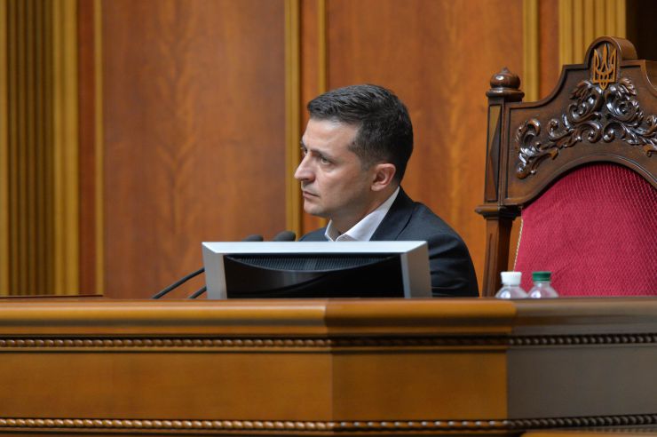 Голова Верховної Ради України восьмого скликання Андрій Парубій відкрив урочисте засідання з нагоди складення присяги народними депутатами України, обраними на позачергових виборах 21 липня 2019 року.

У сесійній залі у виконанні хору прозвучав Державний Гімн України.
Учасники урочистого засідання хвилиною мовчання вшанували пам'ять захисників України.
Головуючий повідомив, що на урочистому засіданні присутні: Президент України Володимир Зеленський, народні депутати попередніх скликань, Прем'єр-міністр України Володимир Гройсман, члени Уряду України, президенти України Леонід Кравчук, Леонід Кучма, Віктор Ющенко, Петро Порошенко, голови Верховної Ради України попередніх скликань, колишні прем'єр-міністри України, Голова Офісу Президента України, Секретар Ради національної безпеки і оборони, Голова і судді Конституційного Суду, Голова Верховного Суду, Голова Вищого антикорупційного суду, Голова Вищої ради правосуддя, Генеральний прокурор України, Голова і члени Центральної виборчої комісії, керівники центральних органів виконавчої влади із спеціальним статусом, голови обласних рад та Київський міський голова, представники духовенства, дипломатичного корпусу, офіційні іноземні делегації, представники громадських організацій.

Голова Верховної Ради України восьмого скликання Андрій Парубій відповідно до статті 79 Конституції України запросив на трибуну найстаршого за віком новообраного народного депутата України Юлія Іоффе для зачитування тексту присяги.

