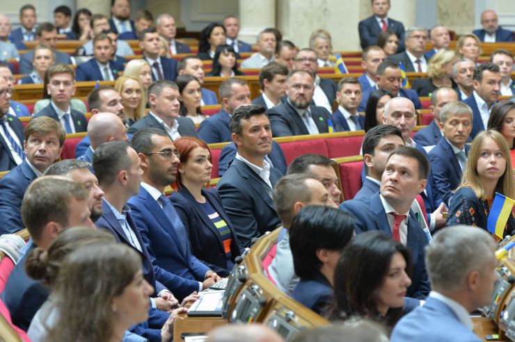 Голова Верховної Ради України восьмого скликання Андрій Парубій відкрив урочисте засідання з нагоди складення присяги народними депутатами України, обраними на позачергових виборах 21 липня 2019 року.

У сесійній залі у виконанні хору прозвучав Державний Гімн України.
Учасники урочистого засідання хвилиною мовчання вшанували пам'ять захисників України.
Головуючий повідомив, що на урочистому засіданні присутні: Президент України Володимир Зеленський, народні депутати попередніх скликань, Прем'єр-міністр України Володимир Гройсман, члени Уряду України, президенти України Леонід Кравчук, Леонід Кучма, Віктор Ющенко, Петро Порошенко, голови Верховної Ради України попередніх скликань, колишні прем'єр-міністри України, Голова Офісу Президента України, Секретар Ради національної безпеки і оборони, Голова і судді Конституційного Суду, Голова Верховного Суду, Голова Вищого антикорупційного суду, Голова Вищої ради правосуддя, Генеральний прокурор України, Голова і члени Центральної виборчої комісії, керівники центральних органів виконавчої влади із спеціальним статусом, голови обласних рад та Київський міський голова, представники духовенства, дипломатичного корпусу, офіційні іноземні делегації, представники громадських організацій.

Голова Верховної Ради України восьмого скликання Андрій Парубій відповідно до статті 79 Конституції України запросив на трибуну найстаршого за віком новообраного народного депутата України Юлія Іоффе для зачитування тексту присяги.
