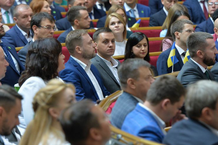 Голова Верховної Ради України восьмого скликання Андрій Парубій відкрив урочисте засідання з нагоди складення присяги народними депутатами України, обраними на позачергових виборах 21 липня 2019 року.

У сесійній залі у виконанні хору прозвучав Державний Гімн України.
Учасники урочистого засідання хвилиною мовчання вшанували пам'ять захисників України.
Головуючий повідомив, що на урочистому засіданні присутні: Президент України Володимир Зеленський, народні депутати попередніх скликань, Прем'єр-міністр України Володимир Гройсман, члени Уряду України, президенти України Леонід Кравчук, Леонід Кучма, Віктор Ющенко, Петро Порошенко, голови Верховної Ради України попередніх скликань, колишні прем'єр-міністри України, Голова Офісу Президента України, Секретар Ради національної безпеки і оборони, Голова і судді Конституційного Суду, Голова Верховного Суду, Голова Вищого антикорупційного суду, Голова Вищої ради правосуддя, Генеральний прокурор України, Голова і члени Центральної виборчої комісії, керівники центральних органів виконавчої влади із спеціальним статусом, голови обласних рад та Київський міський голова, представники духовенства, дипломатичного корпусу, офіційні іноземні делегації, представники громадських організацій.

Голова Верховної Ради України восьмого скликання Андрій Парубій відповідно до статті 79 Конституції України запросив на трибуну найстаршого за віком новообраного народного депутата України Юлія Іоффе для зачитування тексту присяги.
