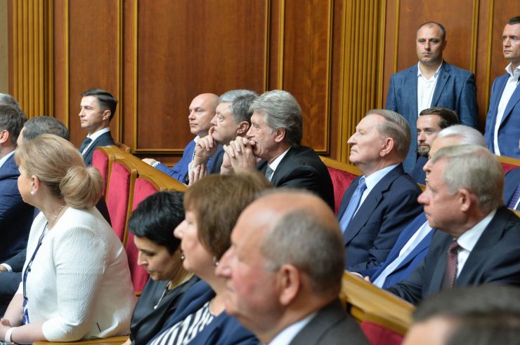 Голова Верховної Ради України восьмого скликання Андрій Парубій відкрив урочисте засідання з нагоди складення присяги народними депутатами України, обраними на позачергових виборах 21 липня 2019 року.

У сесійній залі у виконанні хору прозвучав Державний Гімн України.
Учасники урочистого засідання хвилиною мовчання вшанували пам'ять захисників України.
Головуючий повідомив, що на урочистому засіданні присутні: Президент України Володимир Зеленський, народні депутати попередніх скликань, Прем'єр-міністр України Володимир Гройсман, члени Уряду України, президенти України Леонід Кравчук, Леонід Кучма, Віктор Ющенко, Петро Порошенко, голови Верховної Ради України попередніх скликань, колишні прем'єр-міністри України, Голова Офісу Президента України, Секретар Ради національної безпеки і оборони, Голова і судді Конституційного Суду, Голова Верховного Суду, Голова Вищого антикорупційного суду, Голова Вищої ради правосуддя, Генеральний прокурор України, Голова і члени Центральної виборчої комісії, керівники центральних органів виконавчої влади із спеціальним статусом, голови обласних рад та Київський міський голова, представники духовенства, дипломатичного корпусу, офіційні іноземні делегації, представники громадських організацій.

Голова Верховної Ради України восьмого скликання Андрій Парубій відповідно до статті 79 Конституції України запросив на трибуну найстаршого за віком новообраного народного депутата України Юлія Іоффе для зачитування тексту присяги.
