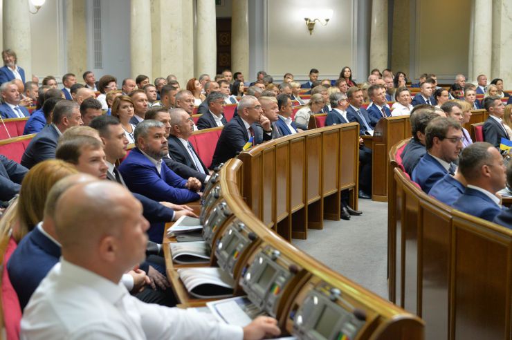 Голова Верховної Ради України восьмого скликання Андрій Парубій відкрив урочисте засідання з нагоди складення присяги народними депутатами України, обраними на позачергових виборах 21 липня 2019 року.

У сесійній залі у виконанні хору прозвучав Державний Гімн України.
Учасники урочистого засідання хвилиною мовчання вшанували пам'ять захисників України.
Головуючий повідомив, що на урочистому засіданні присутні: Президент України Володимир Зеленський, народні депутати попередніх скликань, Прем'єр-міністр України Володимир Гройсман, члени Уряду України, президенти України Леонід Кравчук, Леонід Кучма, Віктор Ющенко, Петро Порошенко, голови Верховної Ради України попередніх скликань, колишні прем'єр-міністри України, Голова Офісу Президента України, Секретар Ради національної безпеки і оборони, Голова і судді Конституційного Суду, Голова Верховного Суду, Голова Вищого антикорупційного суду, Голова Вищої ради правосуддя, Генеральний прокурор України, Голова і члени Центральної виборчої комісії, керівники центральних органів виконавчої влади із спеціальним статусом, голови обласних рад та Київський міський голова, представники духовенства, дипломатичного корпусу, офіційні іноземні делегації, представники громадських організацій.

Голова Верховної Ради України восьмого скликання Андрій Парубій відповідно до статті 79 Конституції України запросив на трибуну найстаршого за віком новообраного народного депутата України Юлія Іоффе для зачитування тексту присяги.
