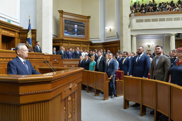 Голова Верховної Ради України восьмого скликання Андрій Парубій відкрив урочисте засідання з нагоди складення присяги народними депутатами України, обраними на позачергових виборах 21 липня 2019 року.

У сесійній залі у виконанні хору прозвучав Державний Гімн України.
Учасники урочистого засідання хвилиною мовчання вшанували пам'ять захисників України.
Головуючий повідомив, що на урочистому засіданні присутні: Президент України Володимир Зеленський, народні депутати попередніх скликань, Прем'єр-міністр України Володимир Гройсман, члени Уряду України, президенти України Леонід Кравчук, Леонід Кучма, Віктор Ющенко, Петро Порошенко, голови Верховної Ради України попередніх скликань, колишні прем'єр-міністри України, Голова Офісу Президента України, Секретар Ради національної безпеки і оборони, Голова і судді Конституційного Суду, Голова Верховного Суду, Голова Вищого антикорупційного суду, Голова Вищої ради правосуддя, Генеральний прокурор України, Голова і члени Центральної виборчої комісії, керівники центральних органів виконавчої влади із спеціальним статусом, голови обласних рад та Київський міський голова, представники духовенства, дипломатичного корпусу, офіційні іноземні делегації, представники громадських організацій.

Голова Верховної Ради України восьмого скликання Андрій Парубій відповідно до статті 79 Конституції України запросив на трибуну найстаршого за віком новообраного народного депутата України Юлія Іоффе для зачитування тексту присяги.
