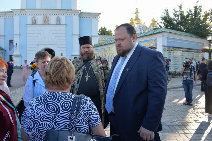 Новообрані народні депутати від партії «Слуга Народу» вшанували пам’ять Героїв Небесної Сотні. Перед початком першого засідання Верховної Ради 9-го скликання вони поклали квіти пам’яті у місцях наймасовіших розстрілів учасників Революції Гідності. Стефанчук