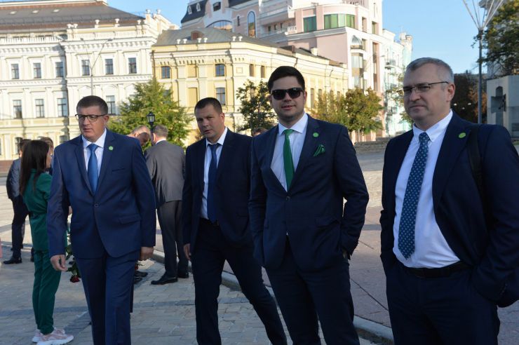 Новообрані народні депутати від партії «Слуга Народу» вшанували пам’ять Героїв Небесної Сотні. Перед початком першого засідання Верховної Ради 9-го скликання вони поклали квіти пам’яті у місцях наймасовіших розстрілів учасників Революції Гідності