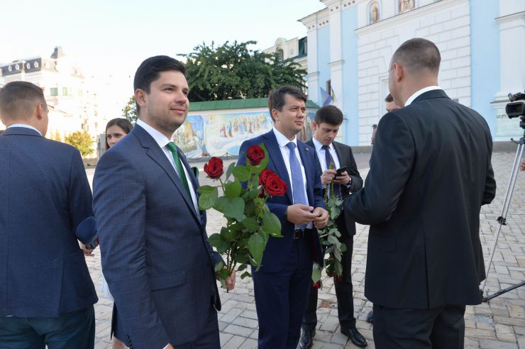 Новообрані народні депутати від партії «Слуга Народу» вшанували пам’ять Героїв Небесної Сотні. Перед початком першого засідання Верховної Ради 9-го скликання вони поклали квіти пам’яті у місцях наймасовіших розстрілів учасників Революції Гідності