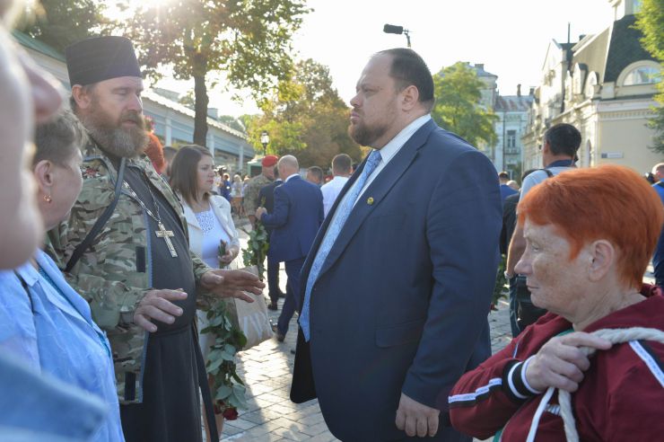 Новообрані народні депутати від партії «Слуга Народу» вшанували пам’ять Героїв Небесної Сотні. Перед початком першого засідання Верховної Ради 9-го скликання вони поклали квіти пам’яті у місцях наймасовіших розстрілів учасників Революції Гідності