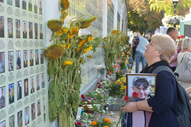 Новообрані народні депутати від партії «Слуга Народу» вшанували пам’ять Героїв Небесної Сотні. Перед початком першого засідання Верховної Ради 9-го скликання вони поклали квіти пам’яті у місцях наймасовіших розстрілів учасників Революції Гідності