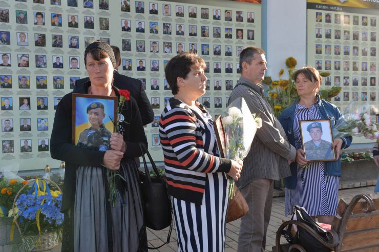 Новообрані народні депутати від партії «Слуга Народу» вшанували пам’ять Героїв Небесної Сотні. Перед початком першого засідання Верховної Ради 9-го скликання вони поклали квіти пам’яті у місцях наймасовіших розстрілів учасників Революції Гідності