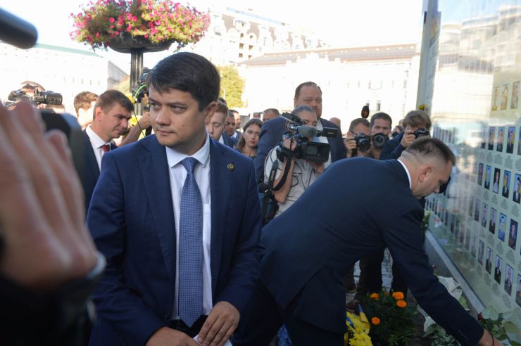 Новообрані народні депутати від партії «Слуга Народу» вшанували пам’ять Героїв Небесної Сотні. Перед початком першого засідання Верховної Ради 9-го скликання вони поклали квіти пам’яті у місцях наймасовіших розстрілів учасників Революції Гідності. Дмитро Разумков 