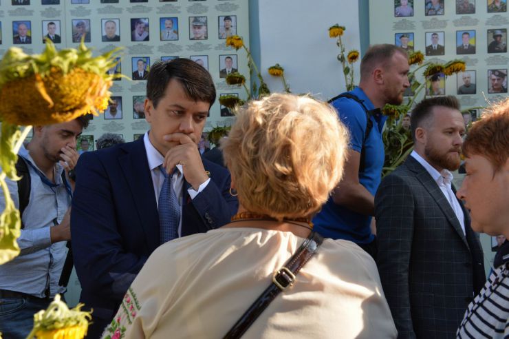 Новообрані народні депутати від партії «Слуга Народу» вшанували пам’ять Героїв Небесної Сотні. Перед початком першого засідання Верховної Ради 9-го скликання вони поклали квіти пам’яті у місцях наймасовіших розстрілів учасників Революції Гідності. Дмитро Разумков 