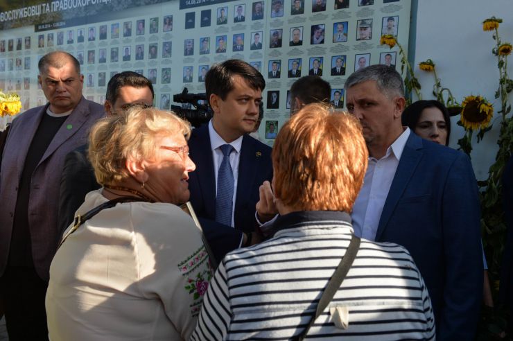Новообрані народні депутати від партії «Слуга Народу» вшанували пам’ять Героїв Небесної Сотні. Перед початком першого засідання Верховної Ради 9-го скликання вони поклали квіти пам’яті у місцях наймасовіших розстрілів учасників Революції Гідності. Дмитро Разумков 